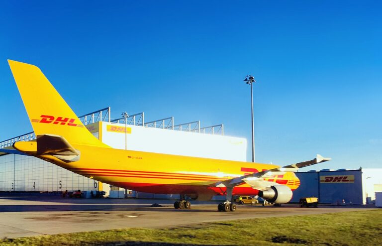 DHL Flugzeug am Flughafen Leipzig