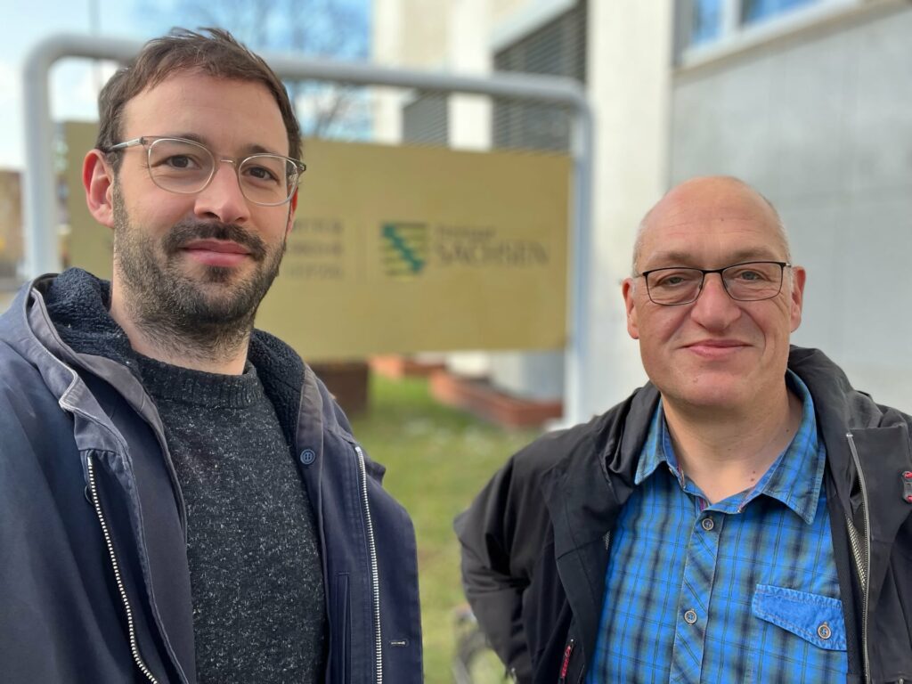 Selfie von Daniel zusammen mit Jörg Puchmüller, dem neuen Fluglärmschutzbeauftragten des Freistaats Sachsen, vor der Dienststelle in Leipzig