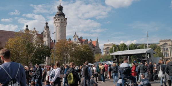 Das Bild zeigt viele Menschen auf dem Wilhelm-Leuschner-Platz in Leipzig, die sich für den Globalen Klimastreik versammeln.