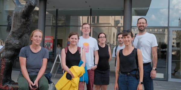 Auf dem Bil zu sehen sind die Teilnehmer:innen des gemeinsames Ausstellungsbesuchs vor dem Zeitgeschichtlichen Forum in Leipzig.