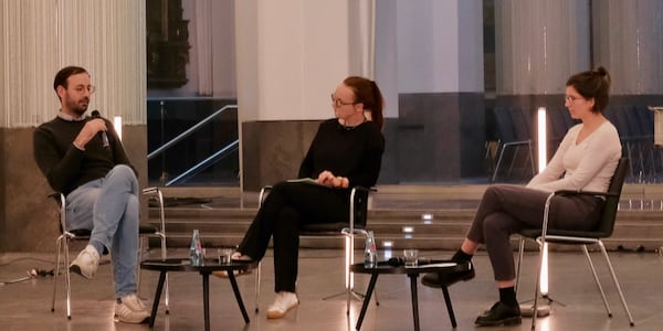 Das Bild zeigt das Globe22-Podium mit Daniel Gerber, Insa van den Berg und Daniela Russ (von links nach rechts).