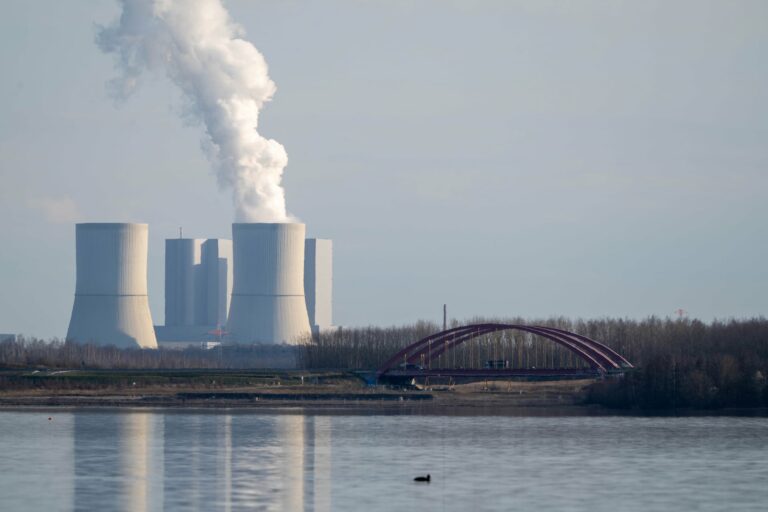 Foto mit Teleobjektiv mit Blick über den Cospudener See auf das Kohlekraftwerk Lippendorf.