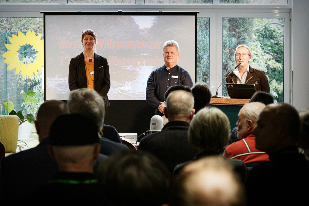 Zu sehen sind die Moderator:innen der Konferenz bei der Begrüßung, von links nach rechts: Claudia Kurzweg, Jens Hausner und Ulrike Böhm.