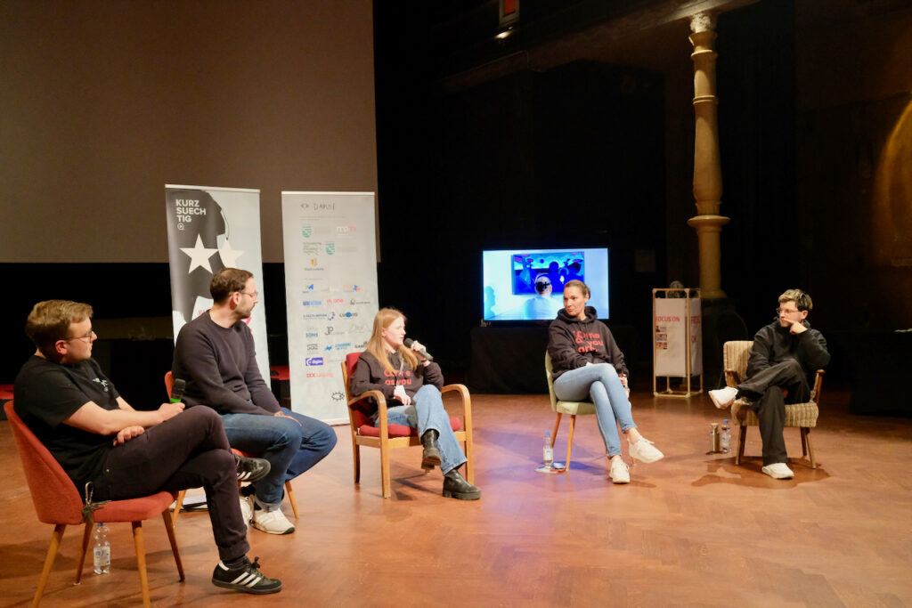 Zu sehen ist das Podium der Fishbowl Diskussionsrunde beim Kurzfilmfestival Kurzsüchtig