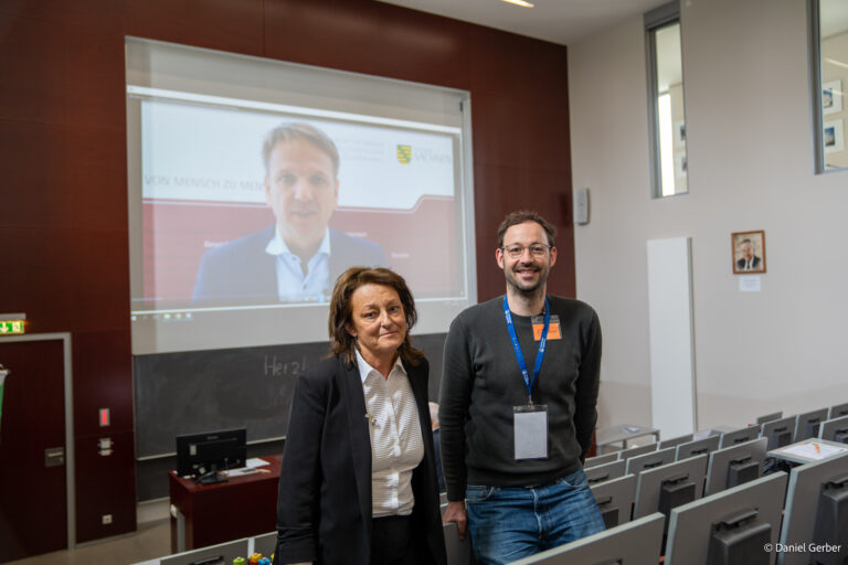 Daniel Gerber und Marina Krautwald-Junghanns sowie Staatssekretär Vogel des Sozialministierums