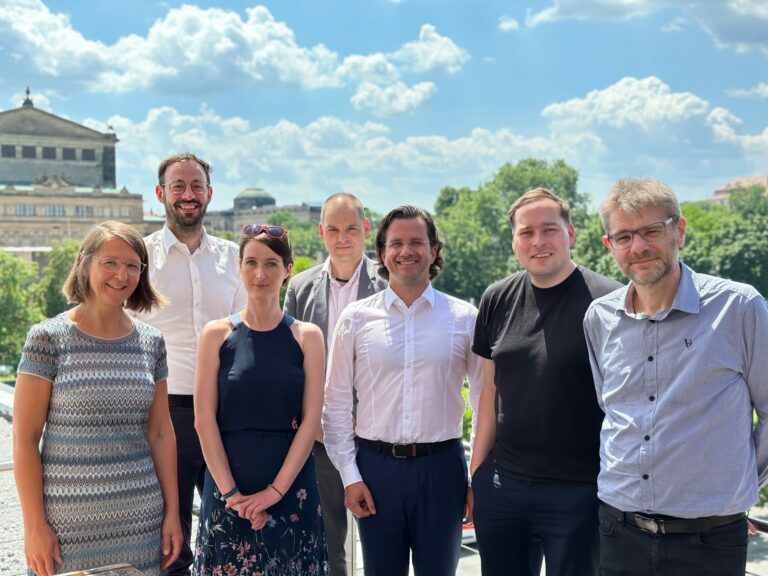 Gruppenfoto des Runden Tisches. Von links nach rechts: Frauke Greven, Dr. Daniel Gerber, Miriam Seyffarth, Frank Bösenberg, Paul Hertwig, Dr. Marius Feldmann und Stefan Ilaender.