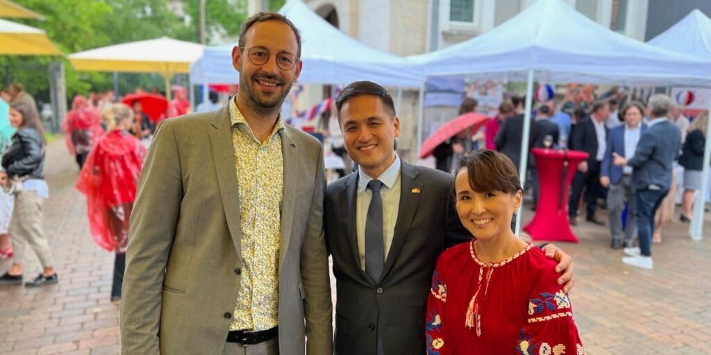 Foto von Daniel Gerber zusammen mit dem Generalkonsul Ken Toko und seiner Partnerin